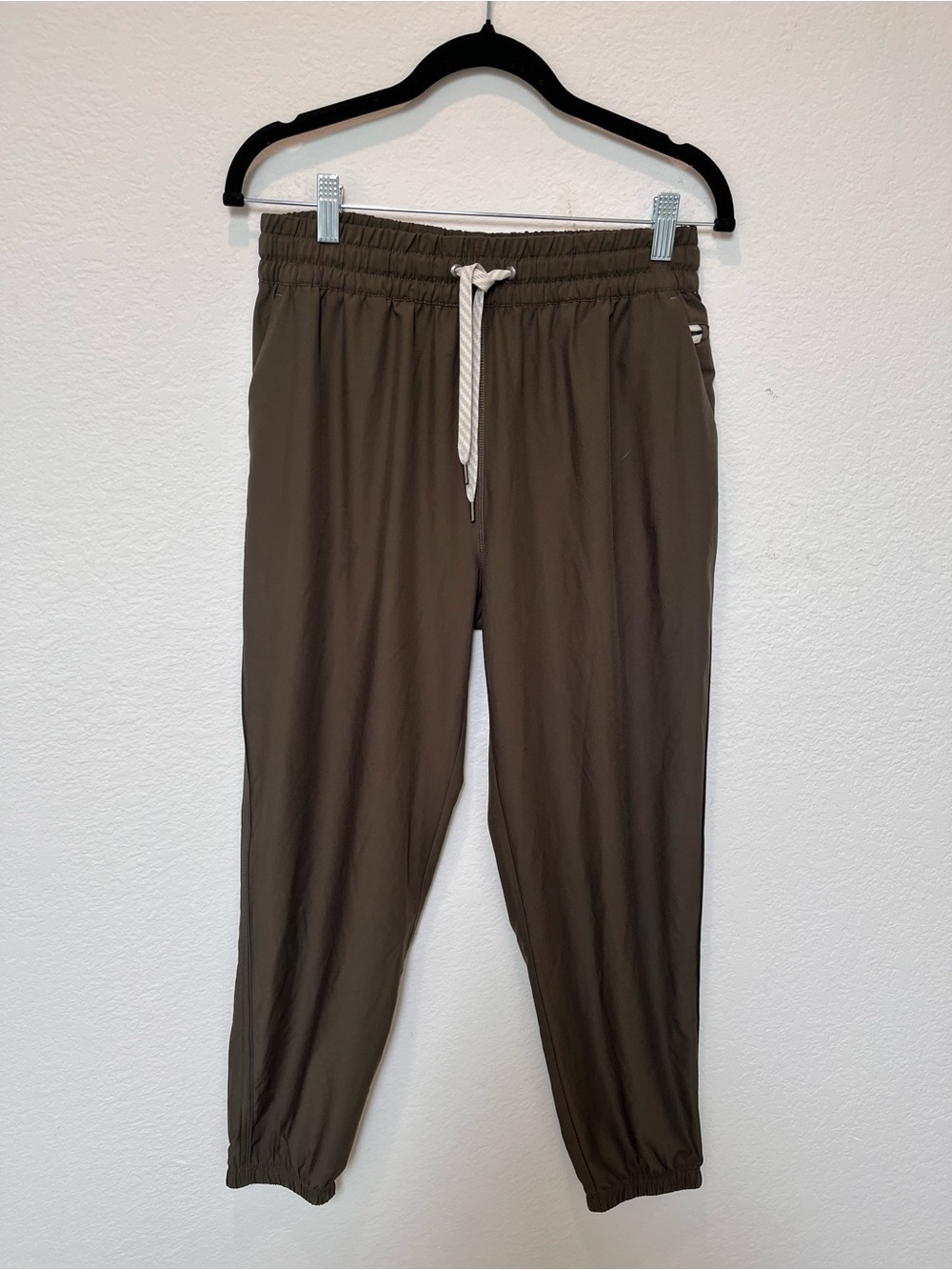 Vuori Women’s Olive Green Drawstring Joggers with Contrast Cord